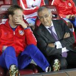 El entrenador del Atlético de Madrid, Gregorio Manzano (d), dialoga con un miembro del cuerpo técnico durante el partido frente al Real Zaragoza