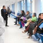 El personal sanitario trabajará desde hoy diez horas más al mes