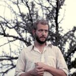 El mundo está dividido en uno de esos parvos debates sobre Vernon (izda.): ¿es mejor «For Emma, Forever Ago» o «Bon Iver, Bon Iver» (arriba)? El primero es mágico; el segundo, ambicioso