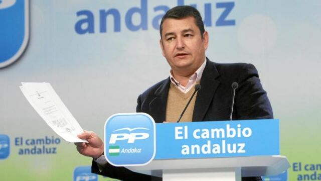 Dos intrusos custodiaron el acuerdo origen de la trama en una caja fuerte