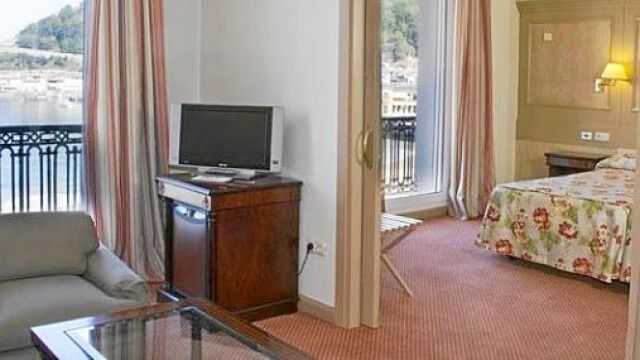300 euros es el precio por habitación y noche del Hotel Londres de Inglaterra, donde se han alojado durante estos días los mediadores de la «conferencia de paz»