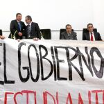 Momento en el que el rector Marcos Sacristán, en la imagen dando la mano al consejero Juan José Mateos, decide suspender el acto
