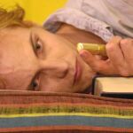 En «Chained» el actor Eamon Farren interpreta a Rabbit en su adolescencia