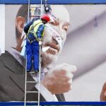 Un operario trabaja ayer en la retirada de un cartel electoral del aspirante socialista, Alfredo Pérez Rubalcaba