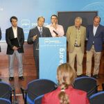 El coordinador de Comisiones de Estudio del PP regional (centro), junto a los representantes de las empresas de infraestructuras