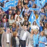 Rajoy estuvo arropado por Gallardón, Sáenz de Santamaría, Cospedal, Aguirre y Mato. El líder del PP presumió de equipo.
