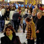 Coincidiendo con el iluminado de las calles, la «Shopping Night» animó a la multitud de compradores con música en directo en plena calle o sesiones de «dj's» dentro de los locales