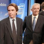 El ex presidente José María Aznar, junto al líder de los populares andaluces, Javier Arenas