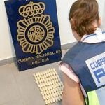 Los «muleros» llevan las bolsas de cocaína en su estómago y corren el serio peligro de morir si se rompen. Les delata la actitud nerviosa y unos sudores muy evidentes.