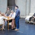 De izda. a dcha., Marina Salas, Susi Sánchez, Malena Gutiérrez, Aníbal Soto, Alfonso Lara y Miguel Rellán, en la obra Rellánrespectivamente