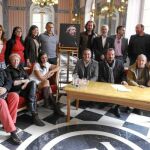 Foto de familia de gran parte de los actores y equipo técnico de la obra, junto a Rafael Gómez y Lorenzo Píriz