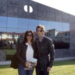 Padilla y su esposa, en imagen de archivo, junto a la Clínica Fernández-Vega