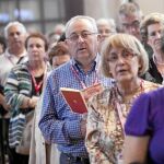 Voluntarios de Cáritas en la misa que tuvo lugar en la Sagrada Familia