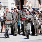 Varios soldados vestidos como sus predecesores de 1921 inician el homenaje a los caídos