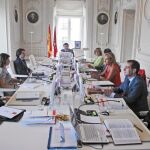González presidió por primera vez el Consejo de Gobierno. Sólo la de su derecha, la del vicepresidente, quedó vacía a la espera de la remodelación