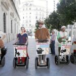 Un grupo de figurantes muestra algunas de las ofertas turísticas