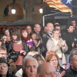 Dos banderas catalanas ondean en el mitin de cierre de campaña que la coalición EH Bildu celebró ayer en San Sebastián