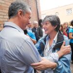 Los candidatos a lendakari en las próximas elecciones vascas, por el PNV, Iñigo Urkullu, y por EH Bildu, Laura Mintegi, se saludan a su llegada a la fiesta de las «ikastolas» de Guipúzcoa