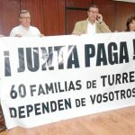El alcalde de Turre (hablando por el teléfono móvil), junto a otros ediles en la Delegación provincial de Empleo
