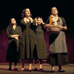 La companía murciana Alquibla Teatro, durante su estreno la noche del jueves, de la obra «La casa de Bernarda Alba», en el Teatro Circo