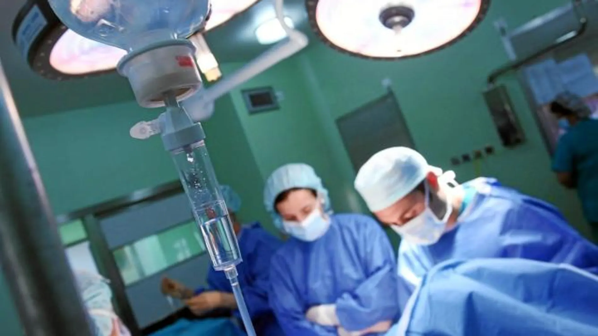 En la imagen, una intervención quirúrgica en un quirófano
