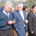 Felipe González, junto a José Antonio Griñán y el ex alcalde de Almonte, Francisco Bella, en Doñana
