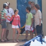 La Reina y la Infante Elena acompañan a Felipe y a Victoria a sus clases de vela