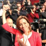 Carme Chacón alza el brazo de Alfredo Pérez Rubalcaba, tras la victoria de éste en el Congreso que el PSOE celebró en Sevilla el pasado mes de febrero