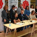 Ana Escarbajal inaugura la maratón junto a Javier Sierra y María Dueñas (a su derecha), y otros escritores y amigos participantes en la iniciativa para salvar el centenario comercio que vive uno de sus momentos más difíciles