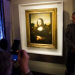 Periodistas fotografian el cuadro conocido como la Mona Lisa de Isleworth, durante su presentación en Ginebra, Suiza
