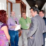 Un grupo de trabajadores conversa con el director general del ente, Pablo Carrasco.