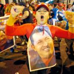 Una seguidora de Chávez celebra en las calles de Caracas la victoria