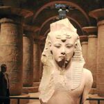La vida y la muerte de Tutankamón (en la imagen, una estatua que lo representa) despiertan fascinación