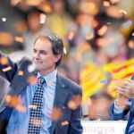 Mas y Duran saludan en el último mitin celebrado en el Sant Jordi