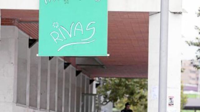 Una camiseta verde gigante cuelga desde ayer de la fachada del Centro Cultural municipal Federico Gacía Lorca de Rivas
