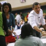 Obama pasa el día previo a su investidura colaborando en actividades solidarias en homenaje a Luther King