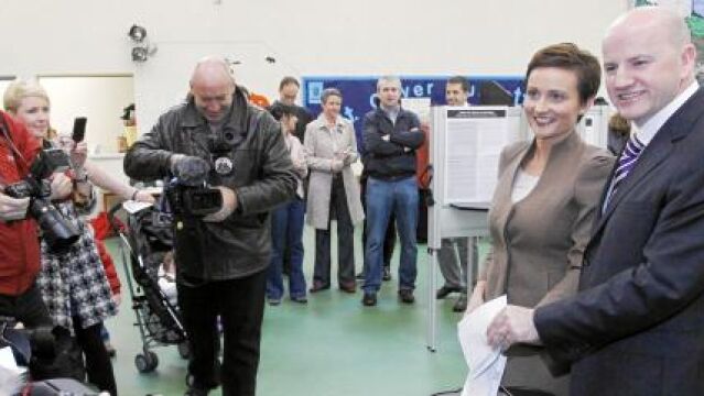 El empresario independiente Gallagher se sitúa a cierta distancia del candidato laborista, Michael Higgins