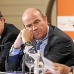 De izqda. a dcha., Juan José Toribio, Luis de Guindos y Juan Velarde, ayer durante la XXVII reunión del Observatorio FAES