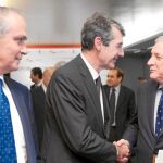 Méndez Pozo saluda a Fernando Becker, de Iberdrola, en presencia del presidente de Caja de Burgos, José María Leal