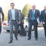 Alberto Contador y su hermano Fran, ayer en Lausana, llegan a la sede del TAS acompañados por algunos de sus asesores
