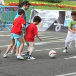 Niños jugando al fútbol