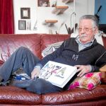 El artista Nazario, posa en su estudio de Barcelona, con la medalla de oro de Bellas Artes en la mesa