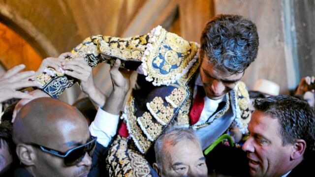 Una marea humana acompañó a José Tomás por la Puerta de los Cónsules