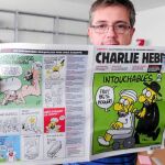 El director del semanario satírico francés muestra la polémica portada que hace referencia al vídeo de Mahoma