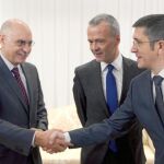 El ministro Camacho, a quien Ruz se negó a llamar a declarar en la causa del «chivatazo», ayer con Patxi López en Vitoria