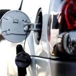 El gasóleo baja el 097 % y la gasolina está a 1 céntimo de su precio máximo