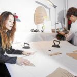 Locking, en su estudio madrileño, junto a algunas de sus alumnas