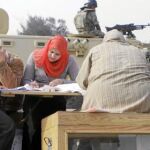 Un grupo de interventores recuenta los votos de las elecciones parlamentarias egipcias, ayer, en El Cairo