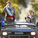 Su Majestad pasa revista a las tropas
