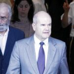 La camisa blanca es la opción más tradicional y elegante, además de la más versátil, para todo tipo de eventos. Chaves parece vestir una en popelín de algodón liso con cuello francés semi-rígido sin ballenas.